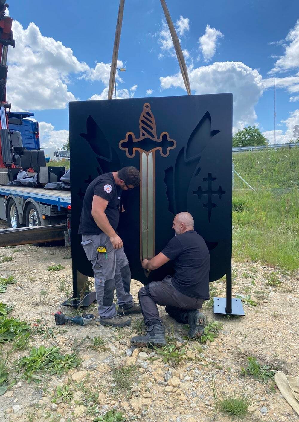 Installation d'une enseigne en métal