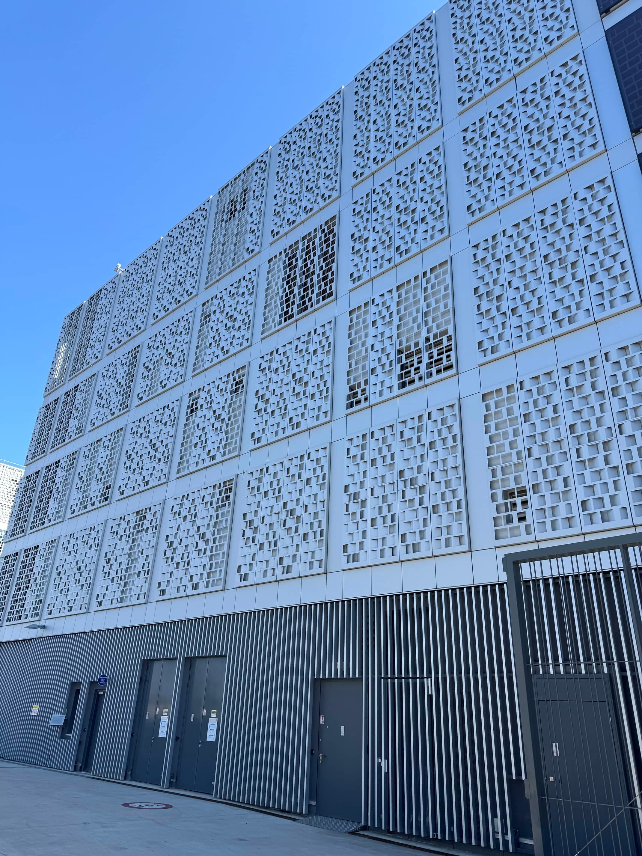 Façade métallique ventilée Institut Servier