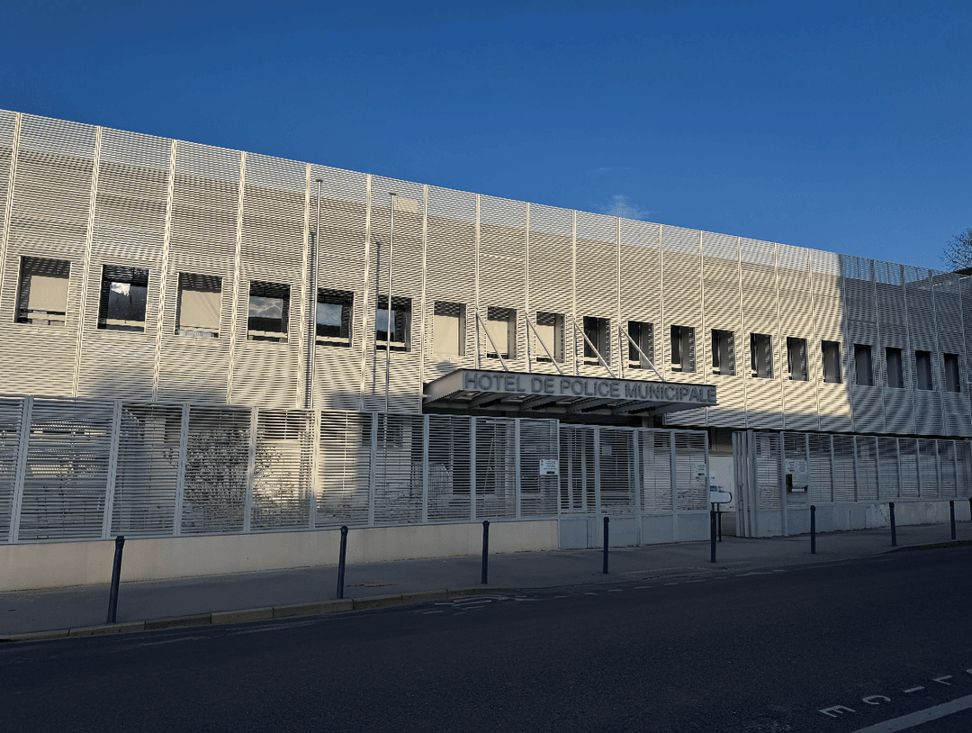 Façade métallique hôtel de police de saint Denis